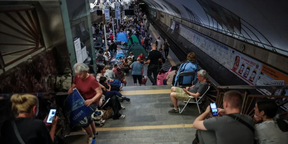 Ілюстративне фото нічного міста під час оголошеної повітряної тривоги в Україні.