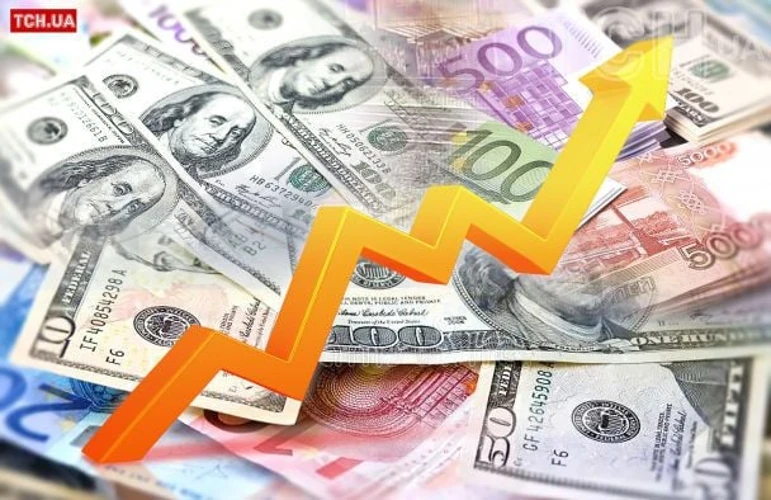 Українські гривні поряд із банкнотами долара, євро та злотого