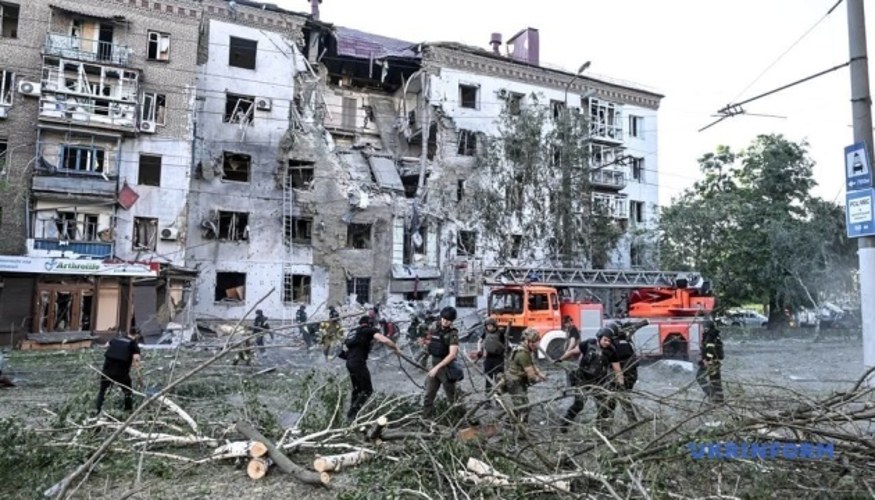 Наслідки російського удару по житловому кварталу Запоріжжя 19 липня: зруйновані два поверхи п'ятиповерхового будинку та