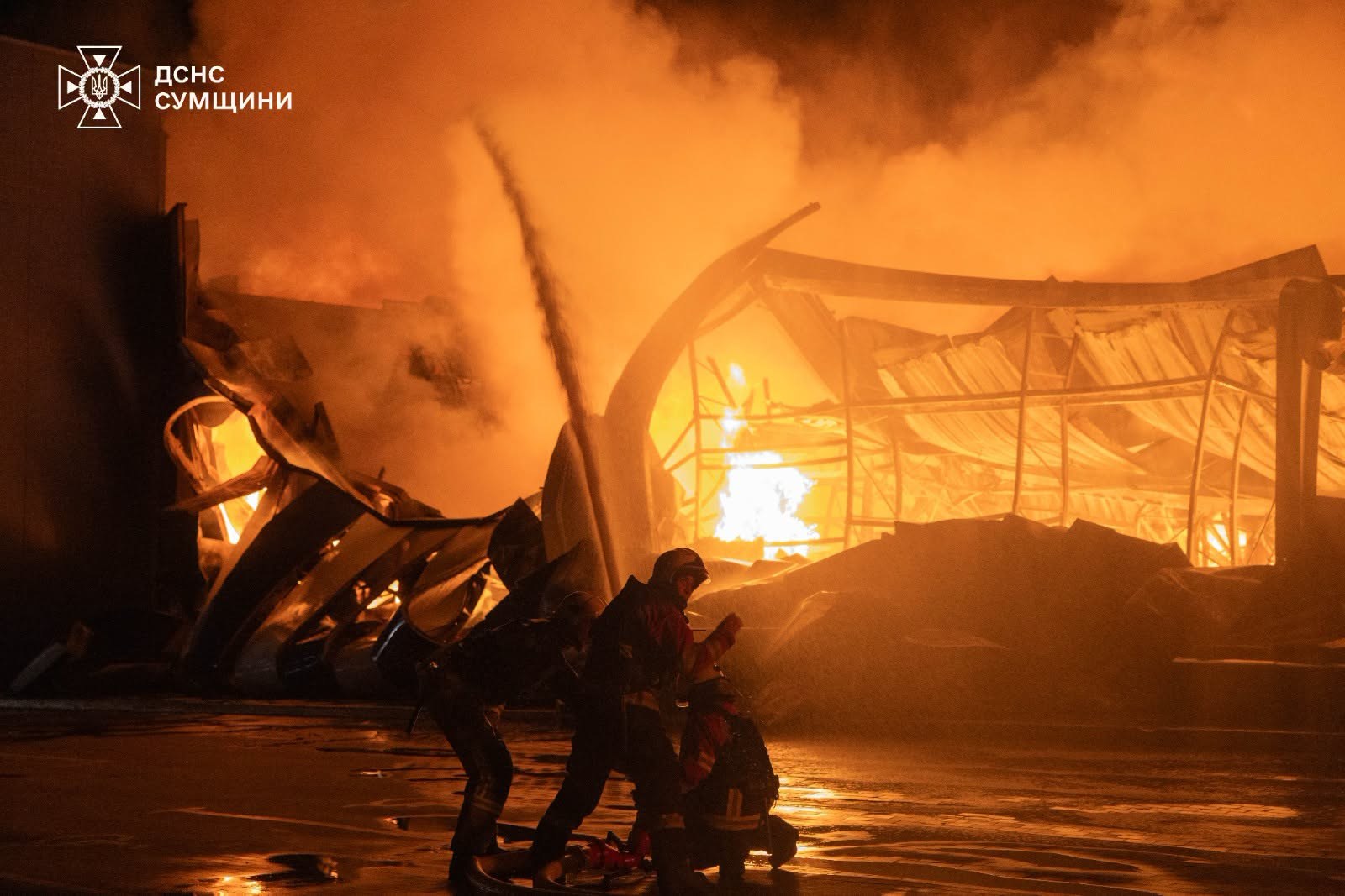 Наслідки російського удару в Сумах: 9-поверховий будинок і торговельний центр, робота рятувальників ДСНС після повторних