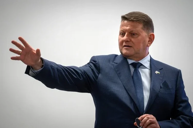 Валерій Залужний під час дискусії на нараді послів у Києві