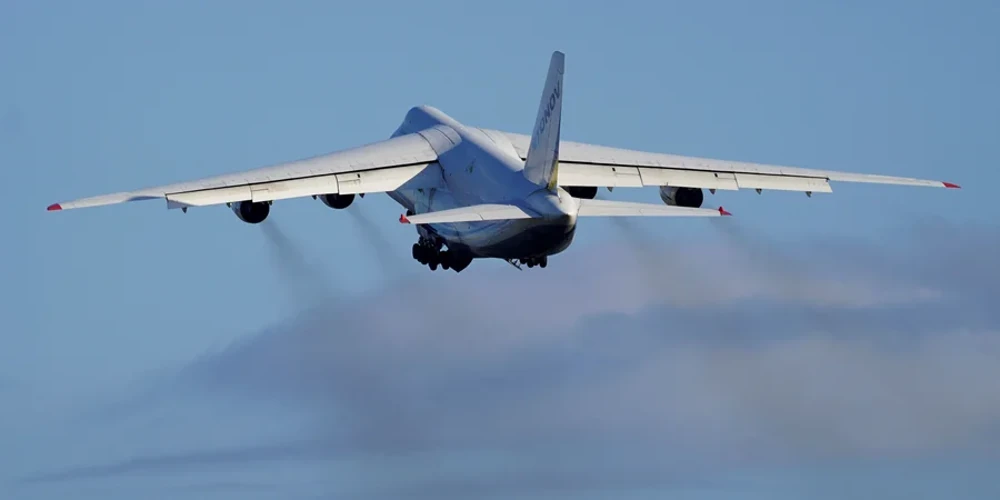 Поліцейські та рятувальні служби біля українського Ан-124-100 (Руслан) з бортовим номером UR-82072 в аеропорту Лейпциг/Галле