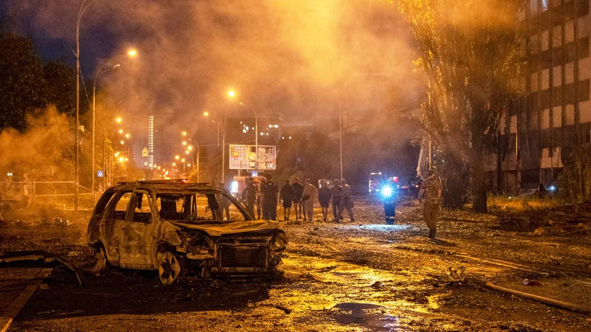 Прапор Польщі та силует Києва на тлі нічного удару
