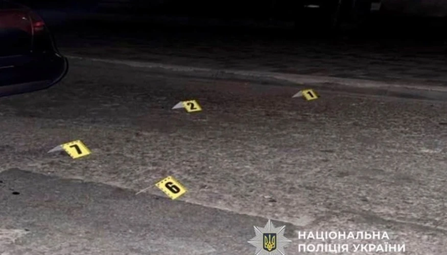 Один із затриманих за стрілянину в центрі Дніпра 14 серпня 2026 року та місце події біля закладу