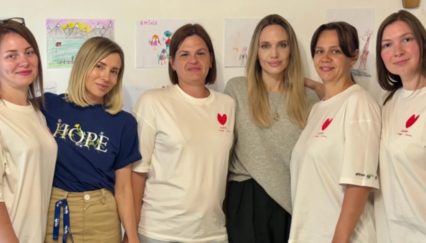 Анджеліна Джолі під час відвідування підземних навчальних і тренувальних приміщень у Харкові