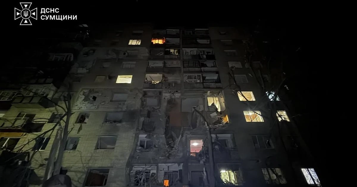 Пошкоджена російською авіабомбою житлова багатоповерхівка в Сумах та робота рятувальників ДСНС на місці удару
