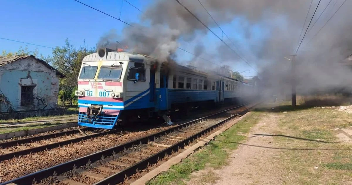 Приміський поїзд, пошкоджений внаслідок удару на Харківщині (фото «Укрзалізниці»)