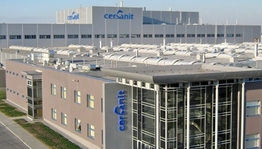 Пошкоджена територія заводу Cersanit у Звягелі після удару дрона