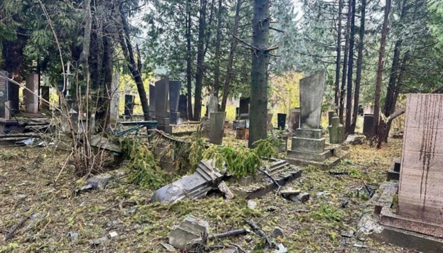 Пошкоджені внаслідок удару безпілотника могили та пам'ятники на кладовищі у Рівному