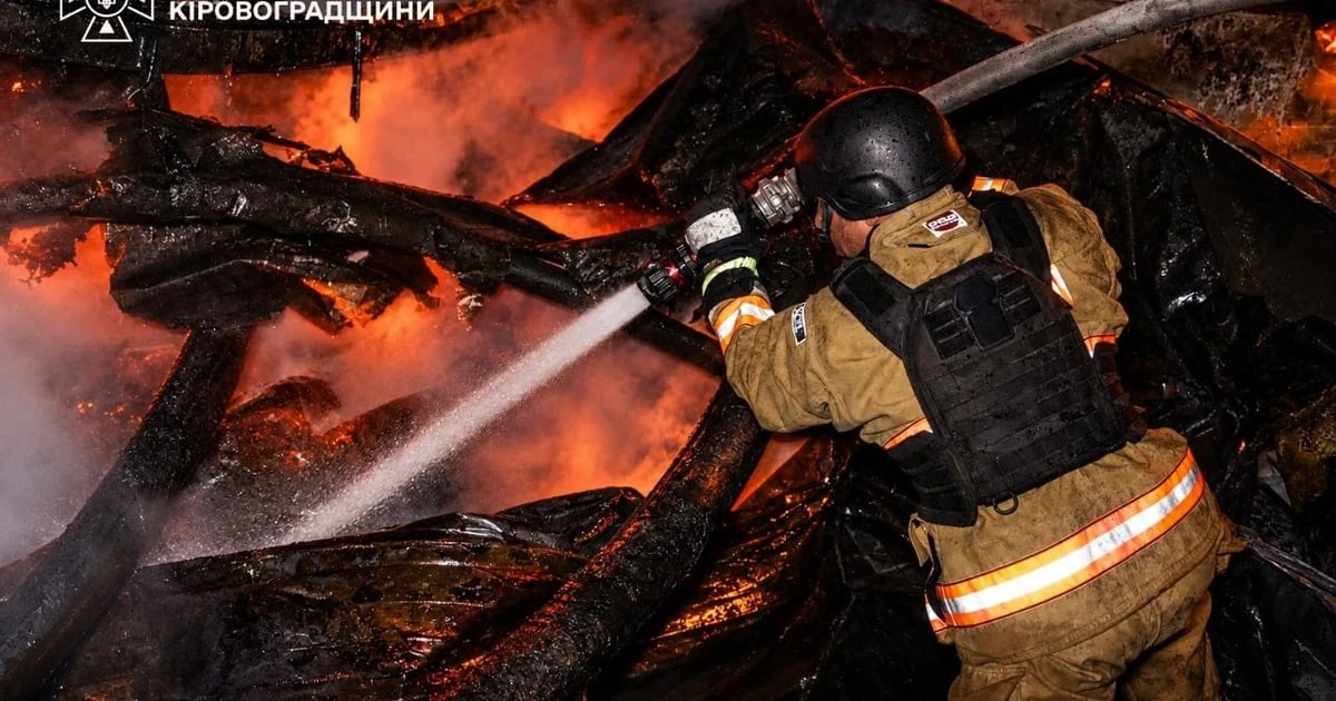 Наслідки атаки БпЛА на Кропивницький 14-15 жовтня 2026 року, пошкоджені будинки, транспорт, рятувальники (фото ДСНС)